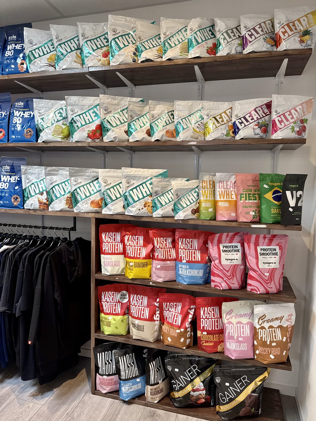 Hyllor med proteinpulver, kasein och gainers