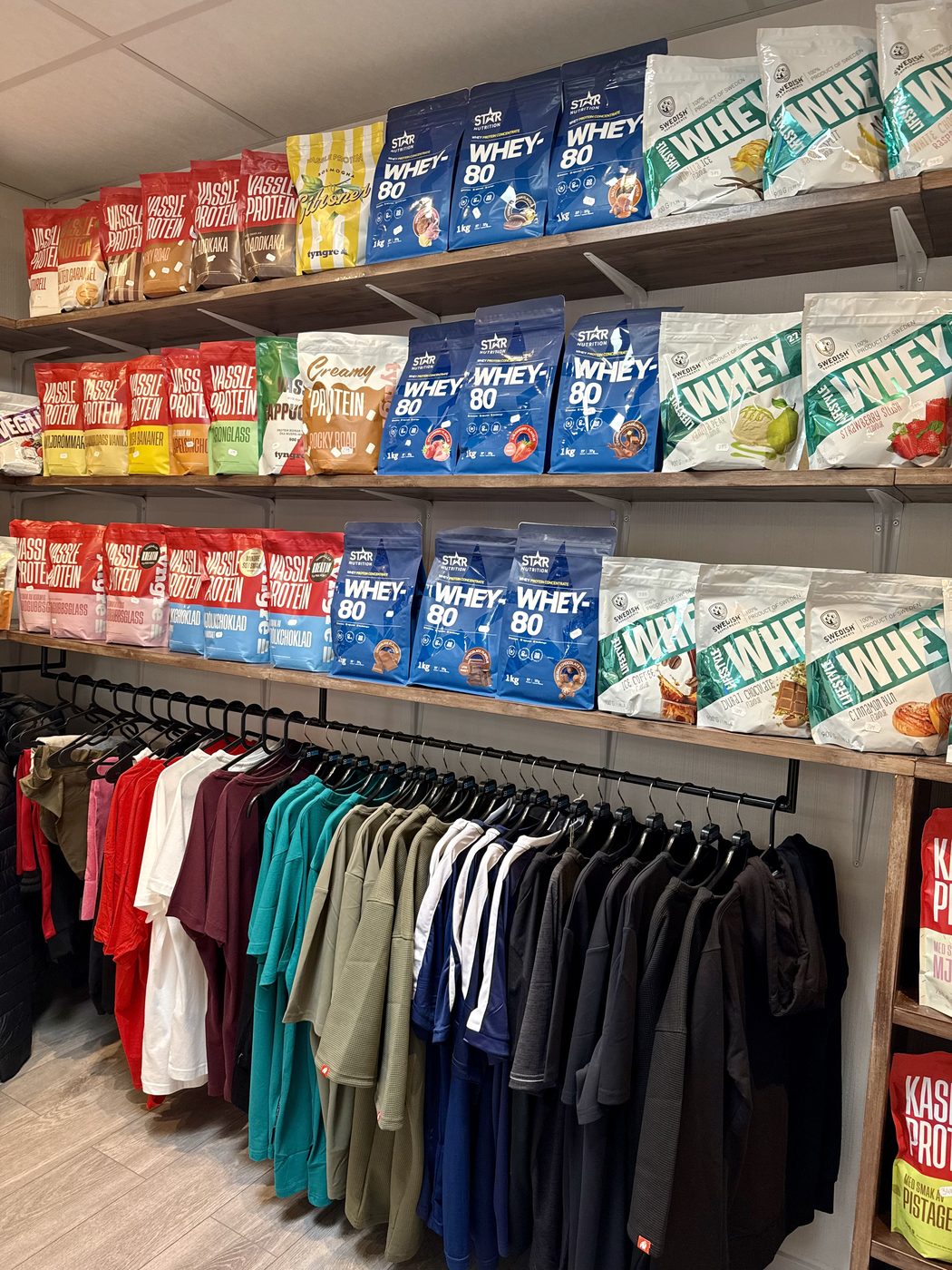 Träningskläder och kosttillskott i butiken
