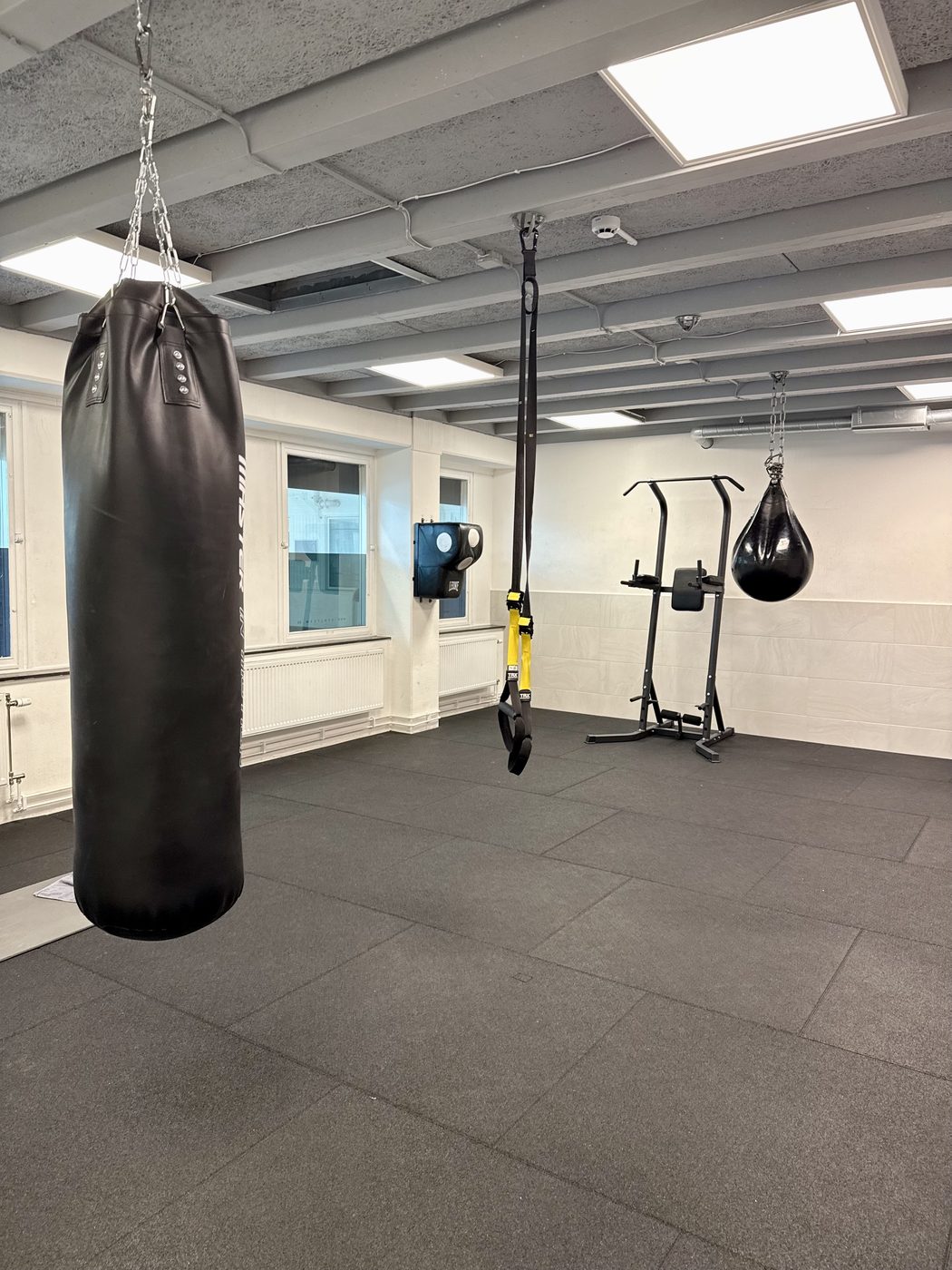 Boxningsrum med säckar och funktionell utrustning
